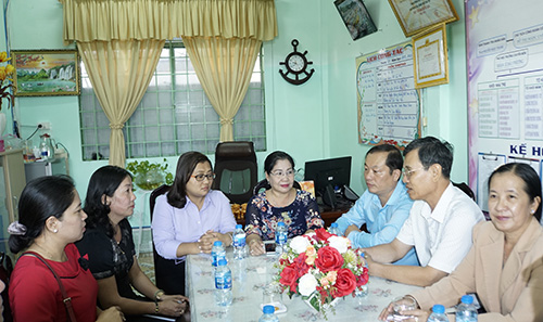BS.CKII Nguyễn Quang Thông, Giám đốc Trung tâm Kiểm soát bệnh tật thành phố nghe đại diện lãnh đạo Trường Mầm non Tây Đô báo cáo tình hình chủ động phòng dịch tại trường.