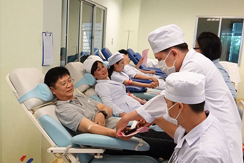 Phó Chủ tịch UBND TP Cần Thơ Trương Quang Hoài Nam cùng các thầy thuốc hiến máu .