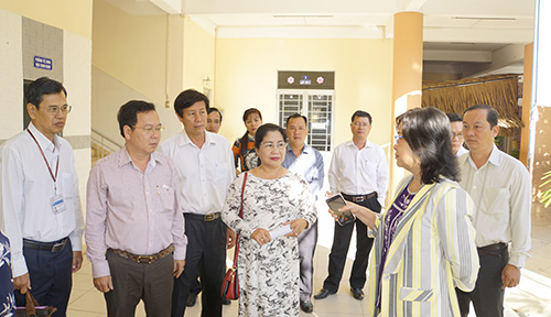 Đoàn kiểm tra do Phó Chủ tịch Võ Thị Hồng Ánh làm trưởng đoàn đến kiểm tra tại Trường Tiểu học Võ Trường Toản.