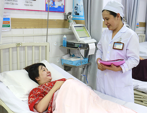 BS.CKII. Nguyễn Hà Ngọc Uyên - Trưởng khoa Cấp cứu, Bệnh viện Phụ sản TP Cần Thơ thăm hỏi tình hình sức khỏe bệnh nhân điều trị nội trú tại bệnh viện