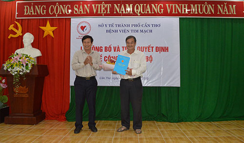 BS.CKII Cao Minh Chu, Giám đốc Sở Y tế TP Cần Thơ trao quyết định cho BS.CKI Cao Đông Hải, Phó Giám đốc Bệnh viện Tim mạch thành phố về việc thôi thực hiện nhiệm vụ phụ trách, điều hành Bệnh viện Tim mạch TP Cần Thơ.