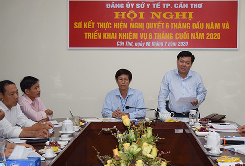 Đồng chí Hồ Truyền Thống, Phó Bí thư Đảng ủy Khối cơ quan Dân Chính Đảng phát biểu chỉ đạo tại hội nghị.