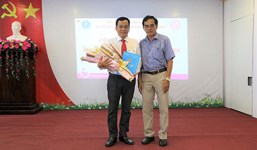 Ông Cao Hoàng Anh, Phó Giám đốc Sở Y tế TP Cần Thơ trao quyết định bổ nhiệm Phó Giám đốc Bệnh viện Phụ sản TP Cần Thơ
