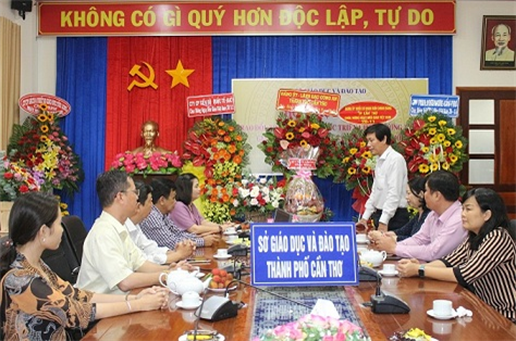 Đoàn cán bộ Sở Y tế TP Cần Thơ đến chúc mừng 38 năm Ngày Nhà giáo Việt Nam tại Sở Giáo dục và Đào tạo thành phố