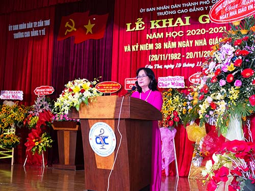 Phó Chủ tịch UBND TP Cần Thơ Võ Thị Hồng Ánh, phát biểu tại lễ khai giảng năm học mới 2020-2021 và kỷ niệm 38 năm Ngày Nhà giáo Việt Nam tại Trường Cao đẳng Y tế Cần Thơ.