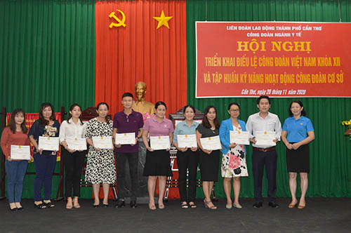 Bà Trương Thị Minh Thu, Chủ tịch Công đoàn ngành Y tế TP Cần Thơ trao giấy chứng nhận hoàn thành Khóa bồi dưỡng nghiệp vụ công đoàn cơ sở năm 2020 cho các đại biểu.