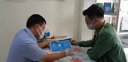 Cán bộ phòng chống dịch Trạm Y tế phường Hưng Lợi tuyên truyền hướng dẫn người dân trên địa bàn phường cài đặt ứng dụng Bluezone để được cảnh báo nguy cơ lây nhiễm COVID-19.