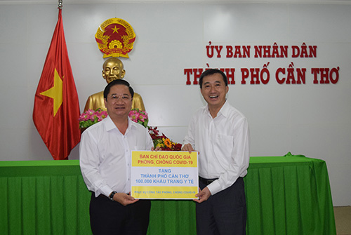 Đồng chí Trần Việt Trường (trái), Chủ tịch UBND TP Cần Thơ tiếp nhận 100.000 khẩu trang do Ban chỉ đạo quốc gia phòng, chống dịch COVID-19 gửi tặng.
