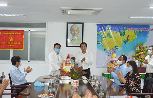 Đồng chí Lê Quang Mạnh, Ủy viên Trung ương Ðảng, Bí thư Thành ủy Cần Thơ làm Trưởng đoàn đến thăm và chúc Tết đội ngũ cán bộ, y bác sĩ, nhân viên y tế tại Bệnh viện Nhi đồng Cần Thơ.