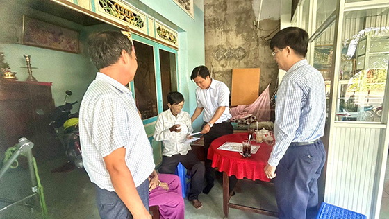 Ban Chấp hành Công đoàn Trung tâm Y tế huyện Vĩnh Thạnh thăm và tặng quà viên chức mắc bệnh hiểm nghèo