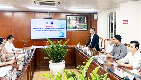TS BS Hoàng Quốc Cường, Giám đốc Sở Y tế Cần Thơ phát biểu tại buổi học tập kinh nghiệm tại Bệnh viện Đa khoa tỉnh Phú Thọ.
