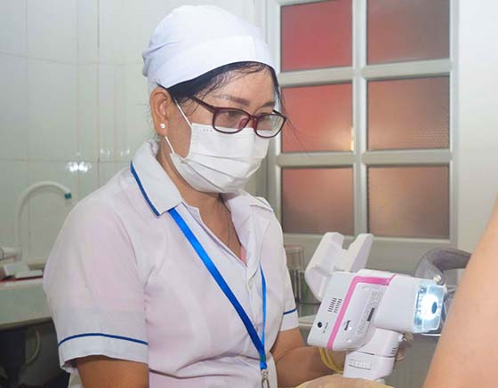 Khám, tầm soát bệnh lý ung thư cổ tử cung hệ thống sàng lọc ung thư cổ tử cung CerviCARE AI tại Trạm Y tế phường Tân Lộc. Ảnh: Lê Huy