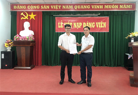 Đồng chí Đào Duy Khanh – Bí thư Chi bộ 1 trao Quyết định kết nạp Đảng viên mới. Ảnh: Văn Toàn