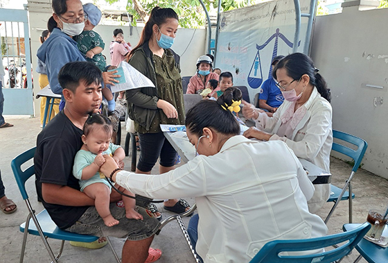 Bác sĩ Trạm Y tế phường Bình Thủy thực hiện khám sàng lọc trước khi tiêm chủng