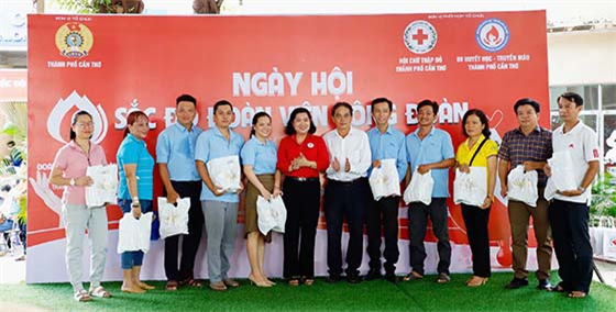 Ông Cao Hoàng Anh, Phó Giám đốc Sở Y tế trao quà cho đoàn viên tham gia hiến máu tại Ngày hội “Sắc đỏ đoàn viên công đoàn” năm 2024.