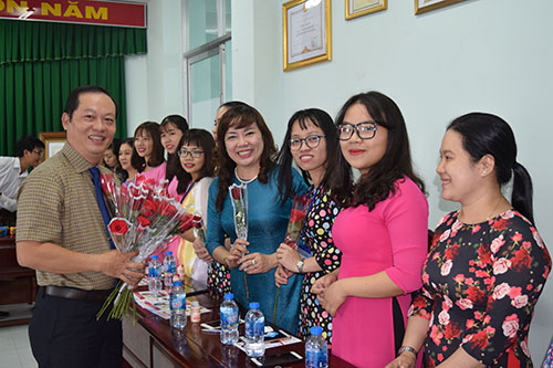 BS.CKII Nguyễn Quang Thông, Giám đốc Trung tâm Kiểm soát bệnh tật thành phố tặng hoa cho chị em phụ nữ.