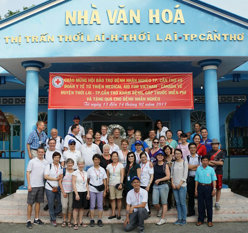 doan-y-te-tu-thien-Medical-Aid-For-Viet-Nam-KHAM_1.jpg