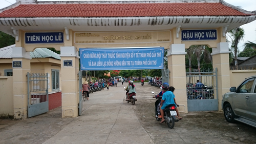 KHAM-BENH,-CAP-THUOC-MIEN-PHI-CHO---HUYEN-BA-TRI,-TINH-BEN-TRE---ANH-TUAN_0031.jpg