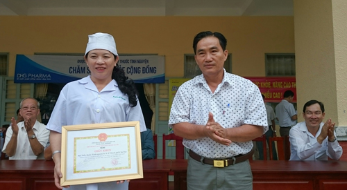 KHAM-BENH,-CAP-THUOC-MIEN-PHI-CHO---HUYEN-BA-TRI,-TINH-BEN-TRE---ANH-TUAN_092022.jpg