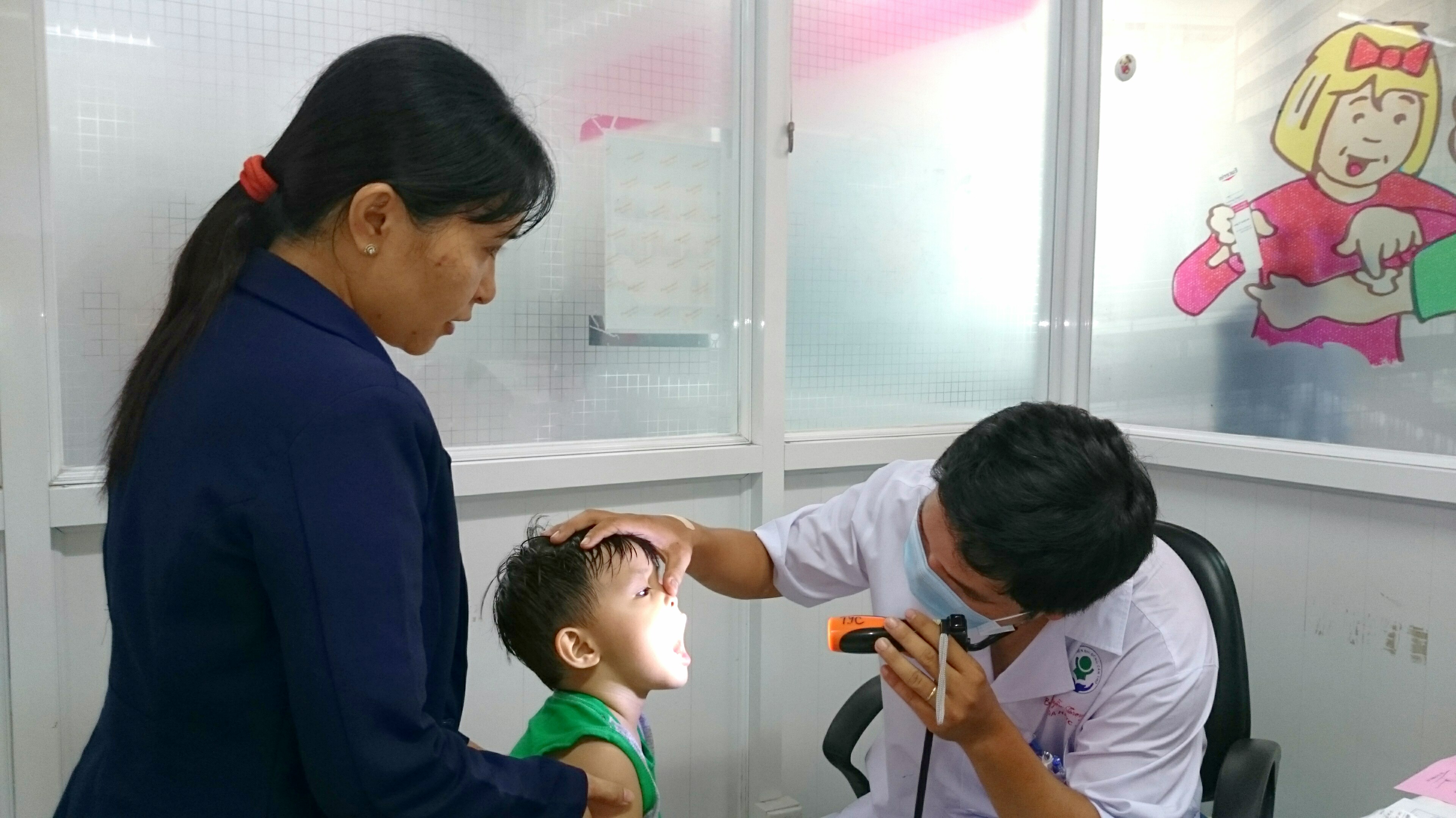 Lãnh đạo Sở Y tế kiểm tra tay chân miệng M_125200.JPG
