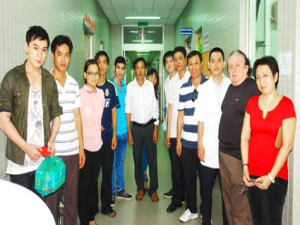 Những người có nhóm máu hiếm B Rh (-) tập trung bệnh viện để hiến máu cho người bệnh Võ Thị Bích Loan. (BS Mỹ Tiên – người thứ ba bên trái)