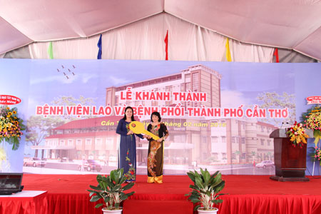 BS.CKII Bùi Thị Lệ Phi, Giám đốc Sở Y tế trao chìa khóa vàng tượng trưng cho BS.CKI Nguyễn Thị Thanh Nhàn, Giám đốc Bệnh viện Lao và Bệnh phổi TP Cần Thơ