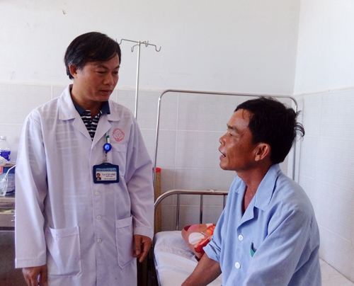 BS.CKII La Văn Phú (Trưởng khoa Ngoại tổng hợp, Bệnh viện Đa khoa TP Cần Thơ) thăm hỏi bệnh nhân sau phẫu thuật thoát vị bẹn.