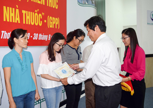 BS.CKII Cao Minh Chu, Phó Giám đốc Sở Y tế, trao giấy chứng nhận hoàn thành khóa đào tạo, cập nhật quy chế dược, kiến thức chuyên môn và “Thực hành nhà thuốc tốt” – GPP.
