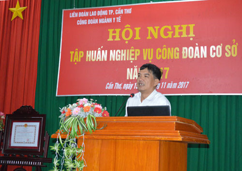 Ông Huỳnh Hữu Thông, Trưởng Ban tổ chức Liên đoàn lao động TP Cần Thơ, chia sẻ nghiệp vụ về công tác tổ chức hoạt động Công đoàn cơ sở tại lớp tập huấn.