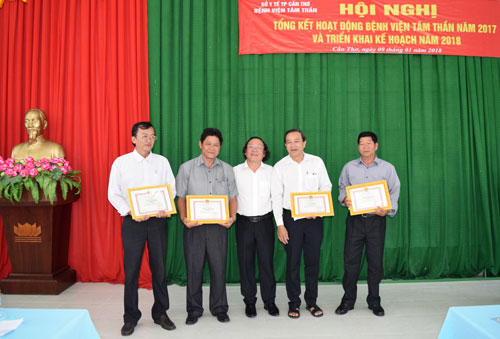 BS.CKII Võ Cánh Sinh, Giám đốc Bệnh viện Tâm thần tặng giấy khen cho các cá nhân đạt thành tích xuất sắc trong công tác chăm sóc sức khỏe tâm thần cộng đồng năm 2017.