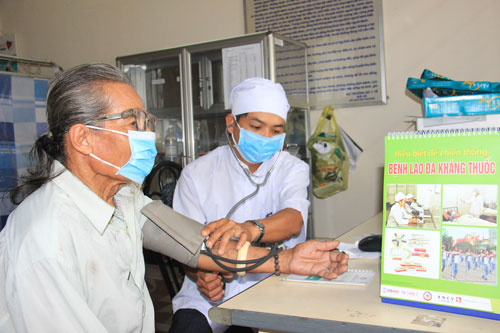 Người dân đến khám bệnh tại Trạm Y tế phường Châu Văn Liêm, quận Ô Môn