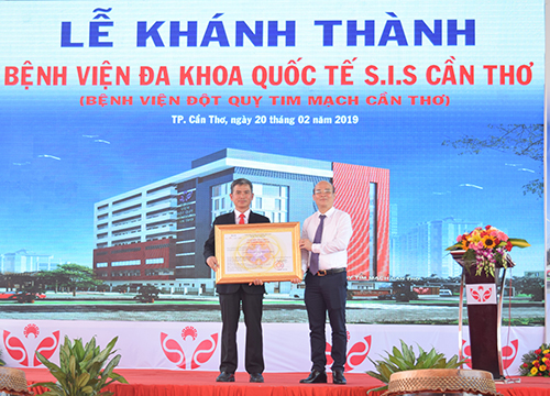 Ông Nguyễn Huy Quang, Vụ trưởng Vụ Pháp chế - Bộ Y tế trao quyết định cấp phép hoạt động của Bệnh viện Đa khoa Quốc tế SIS.