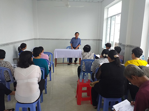 BS Nguyễn Minh Luân, Trưởng khoa KSBT-HIV/AIDS, triển khai các nội dung buổi tập huấn