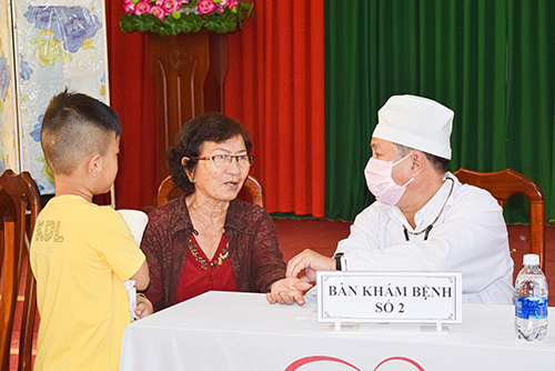 Bác sĩ thăm khám, tư vấn sức khỏe cho NCT.