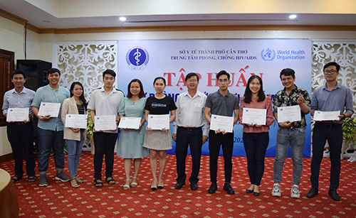 BS.CKII Huỳnh Minh Trúc, Giám đốc Trung tâm Phòng, chống HIV/AIDS TP Cần Thơ trao chứng nhận hoàn thành lớp tập huấn cho các học viên.