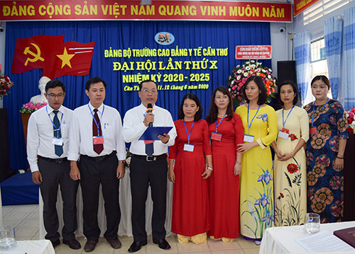 Ban Chấp hành Đảng bộ Trường Cao đẳng Y tế Cần Thơ nhiệm kỳ 2020 - 2025 ra mắt Đại hội.