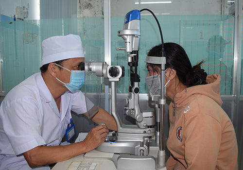 Tiến sĩ - Bác sĩ Hoàng Quang Bình, Phó Giám đốc Bệnh viện Mắt - Răng Hàm Mặt Cần Thơ khám mắt cho bệnh nhân.