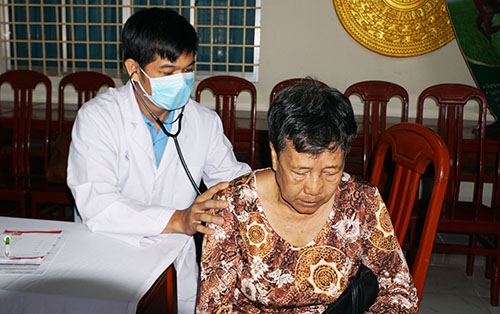 Nhiều người dân được khám bệnh, cấp thuốc miễn phí.