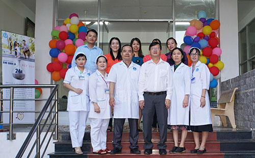 Ban Giám đốc cùng cán bộ nhân viên Trung tâm Kiểm soát bệnh tật TP Cần Thơ chụp hình lưu niệm trong ngày khai trương Phòng Tiêm ngừa vắc-xin dịch vụ thứ hai tại số 400 Nguyễn Văn Cừ nối dài, phường An Bình, quận Ninh Kiều