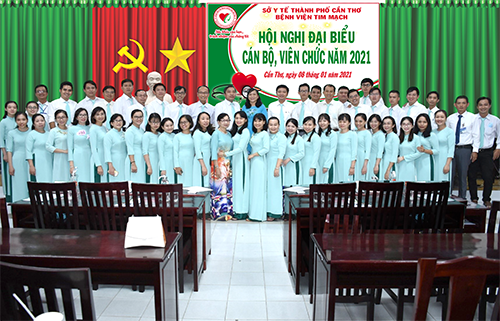 Các đại biểu chụp ảnh lưu niệm tại hội nghị