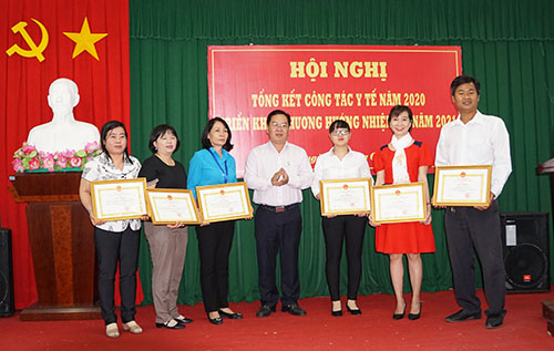 Ông Nguyễn Ngọc Ánh, Phó Chủ tịch UBND quận Ninh Kiều trao tặng Giấy khen của Chủ tịch UBND quận Ninh Kiều cho các tập thể và cá nhân có thành tích tốt trong “Chiến dịch truyền thông lồng ghép, cung cấp dịch vụ SKSS/KHHGĐ năm 2020”.