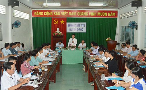 Trung tâm Kiểm soát bệnh tật thành TP Cần Thơ tổ chức tập huấn hướng dẫn về tiêm chủng vắc xin phòng COVID-19 cho cán bộ y tế tại Trung tâm Y tế huyện Cờ Đỏ. Ảnh: Thái Bình