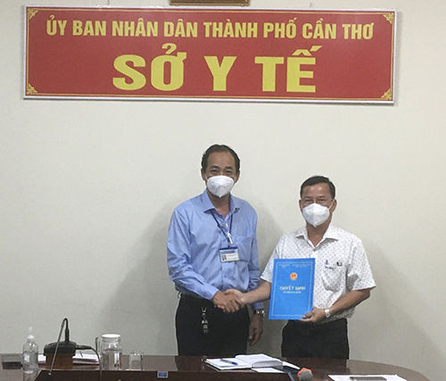 Ông Phạm Phú Trường Giang, Phó Giám đốc phụ trách Sở Y tế trao Quyết định bổ nhiệm Giám đốc Bệnh viện Đa khoa quận Thốt Nốt cho ông Phan Văn Đức.