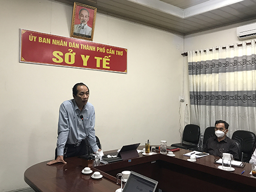 Ông Phạm Phú Trường Giang, Phó Giám đốc phụ trách Sở Y tế phát biểu tại hội nghị trực tuyến.