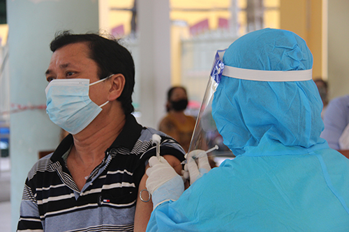 Người dân phường An Cư, quận Ninh Kiều được tiêm vắc xin phòng COVID-19.
