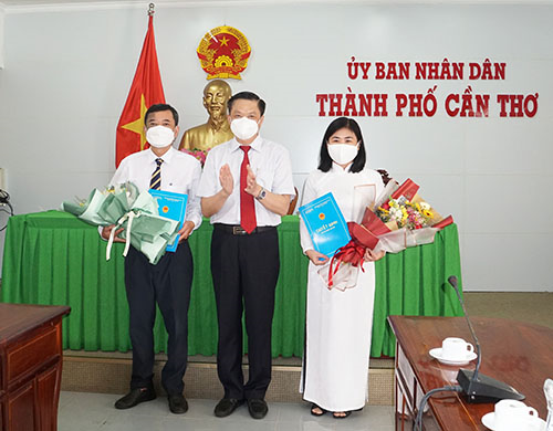 Phó Chủ tịch Thường trực UBND TP Cần Thơ Dương Tấn Hiển trao quyết định cho bà Nguyễn Ngọc Việt Nga.