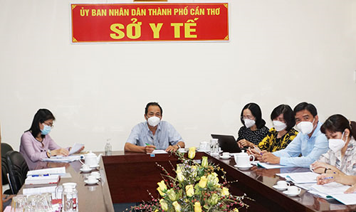 Ông Phạm Phú Trường Giang, Phó Giám đốc phụ trách điều hành Sở Y tế chủ trì hội nghị tại điểm cầu Cần Thơ.
