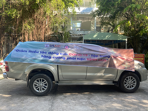 Trung tâm Y tế huyện Vĩnh Thạnh gắn băng rôn trên xe tuyên truyền về chủ đề Ngày Thế giới phòng chống lao 24/3/2022 “Giảm thiểu tác động của COVID-19 - Tập trung nguồn lực - Tăng cường phát hiện bệnh lao”.