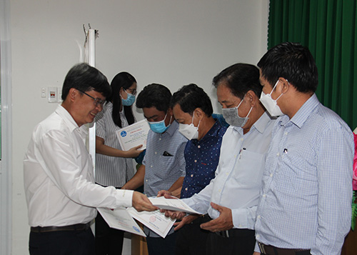 Ông Huỳnh Minh Trúc, Giám đốc CDC Cần Thơ trao giấy chứng nhận hoàn thành khóa học cho các học viên.