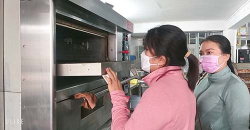 Đoàn kiểm tra thực tế khu vực lò nướng bánh mì tại cơ sở sản xuất Thuận Thành 2 - phường An Thới